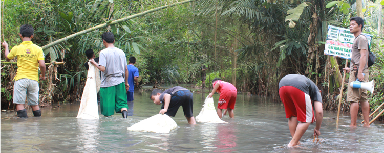 Prihatin dengan Pencemaran Sungai, Pemuda Sambak Lakukan “Aksi Jogo Kali”